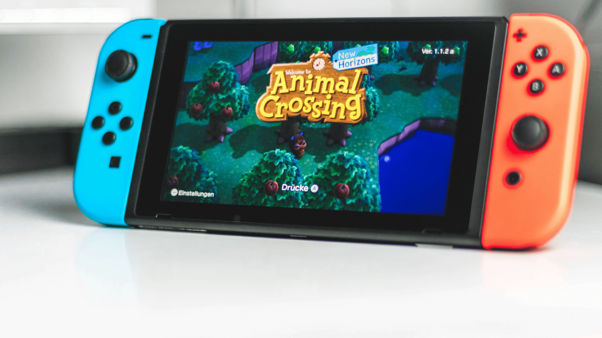 imagem mostra o console nintendo switch reproduzindo o game animal crossing