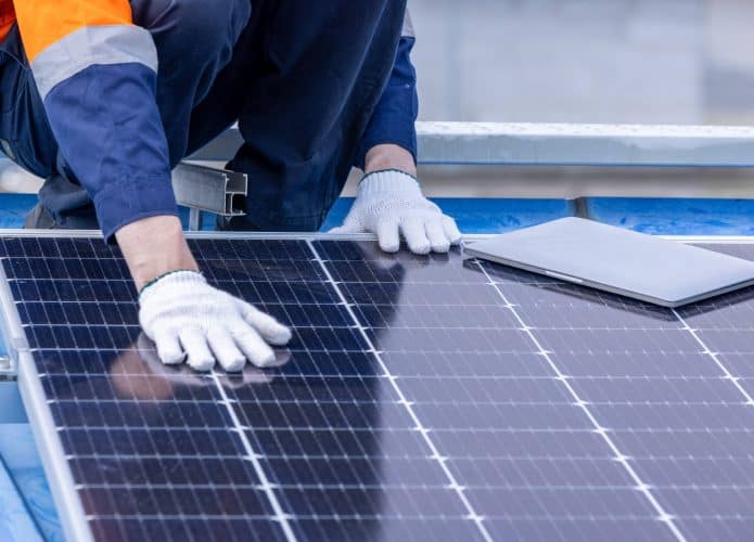 Profissional instala sistema de painel solar fotovoltaico