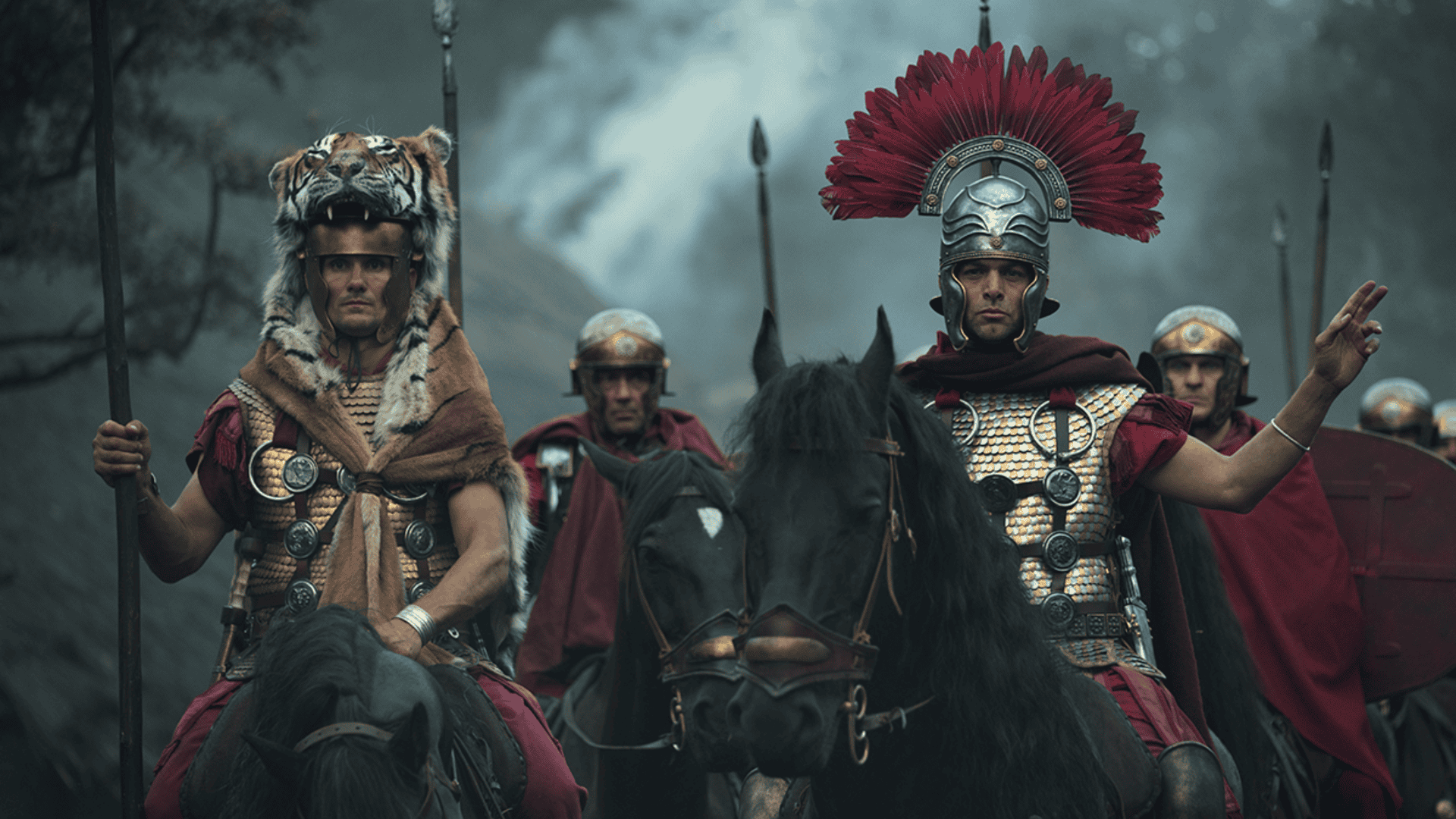 Cena demonstra guerreiros armados em cima de um cavalo