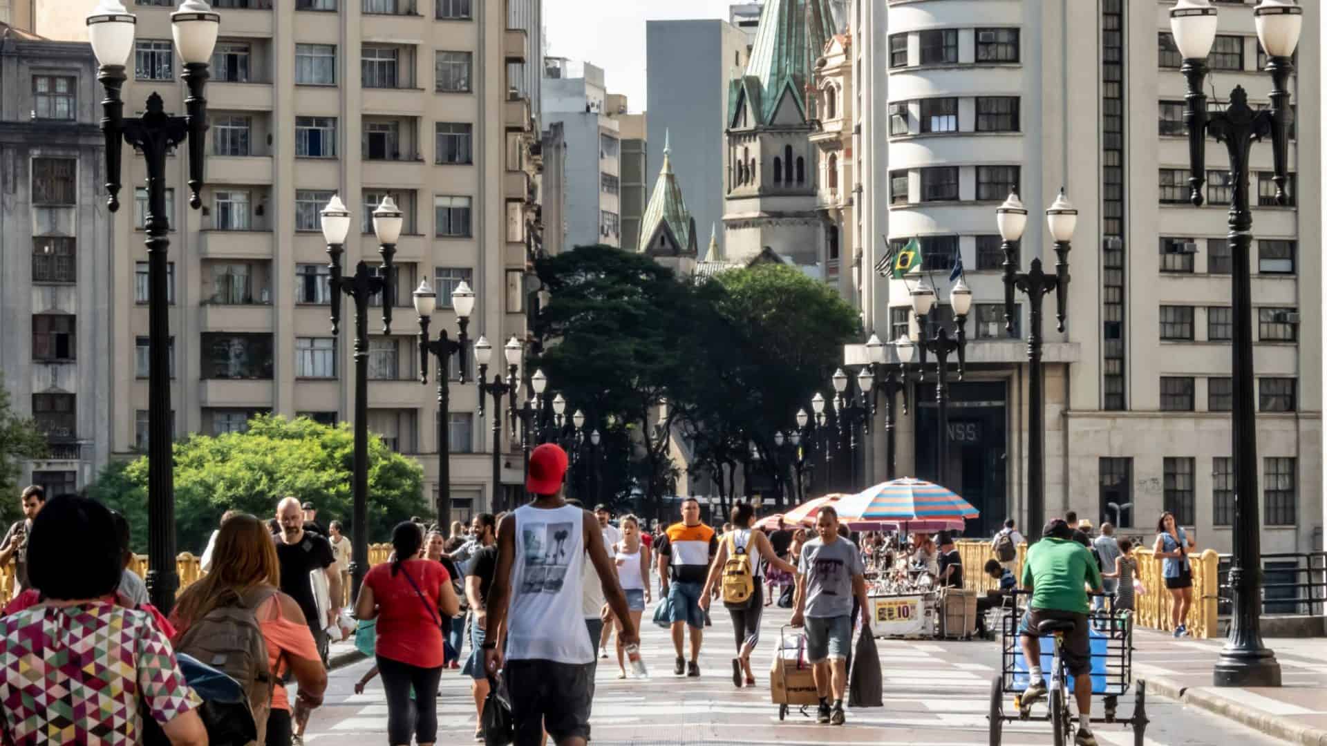 Pessoas andando no viaduto Santa Ifigênia, em São Paulo