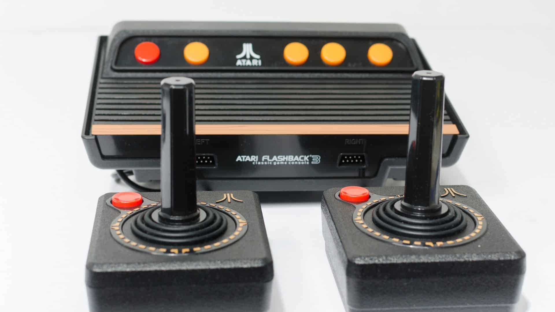 Imagem mostra um console Atari com dois controles