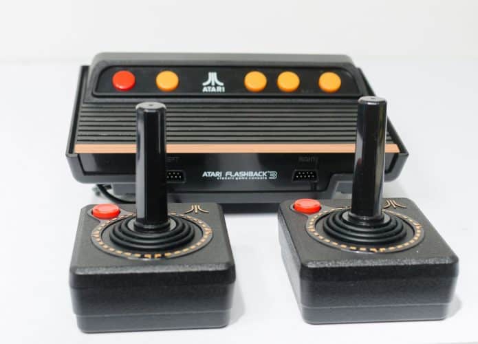 Imagem mostra um console Atari com dois controles