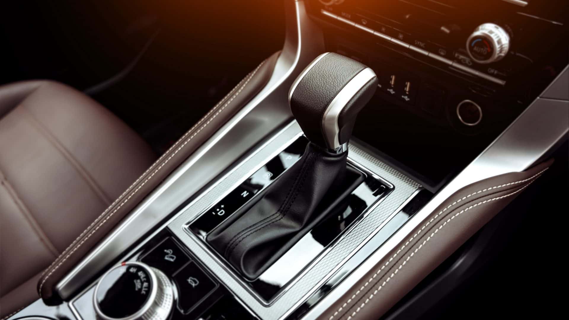 Seletor de transmissão automática, troca de marchas automática de um carro moderno, vista de perto.