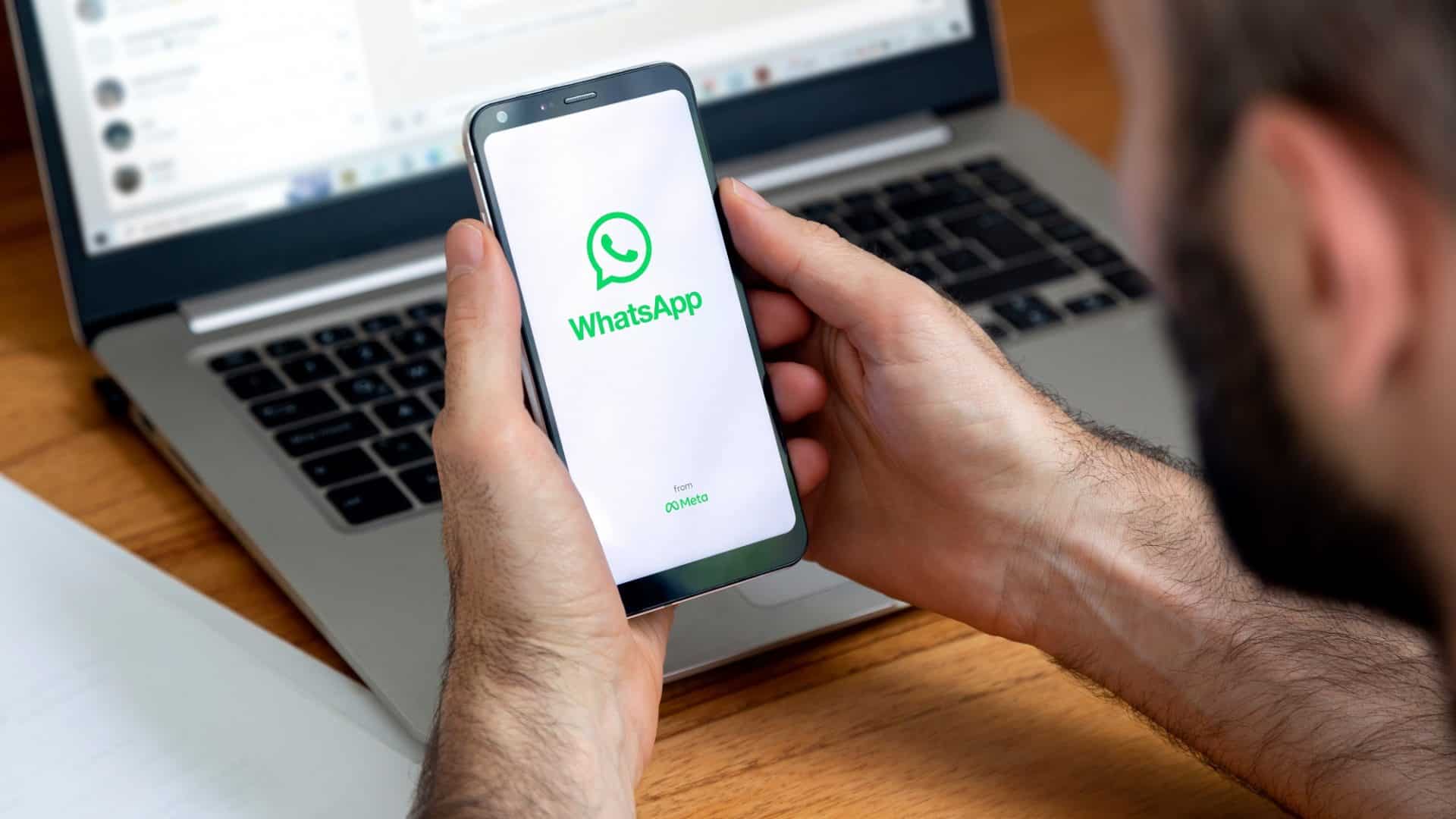 celular e computador com whatsapp em destaque