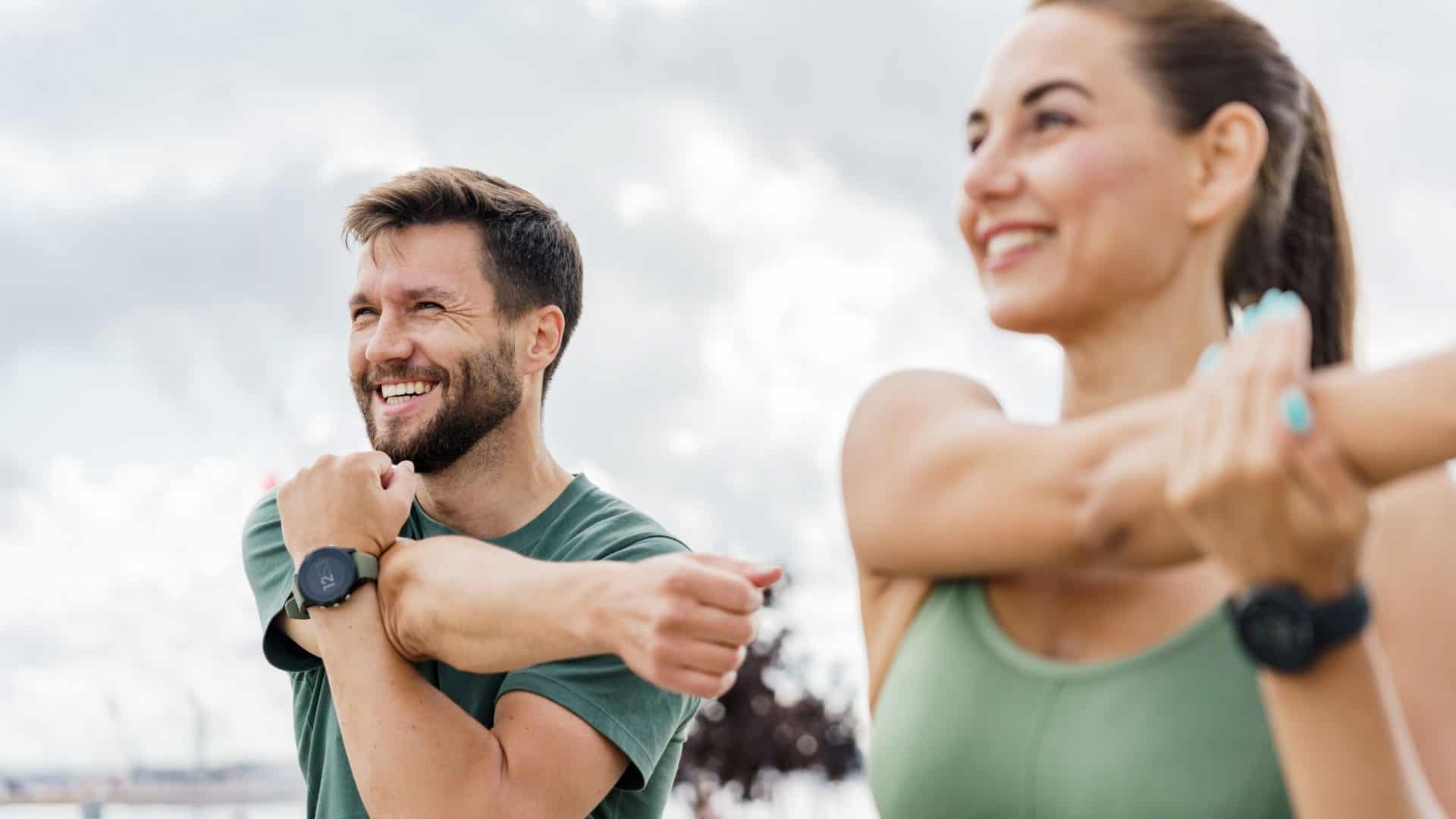 Exercícios de resistência cardiovascular, use um relógio fitness e um aplicativo. Atletas corredores em roupas de treino. Motivação para o estilo de vida durão.