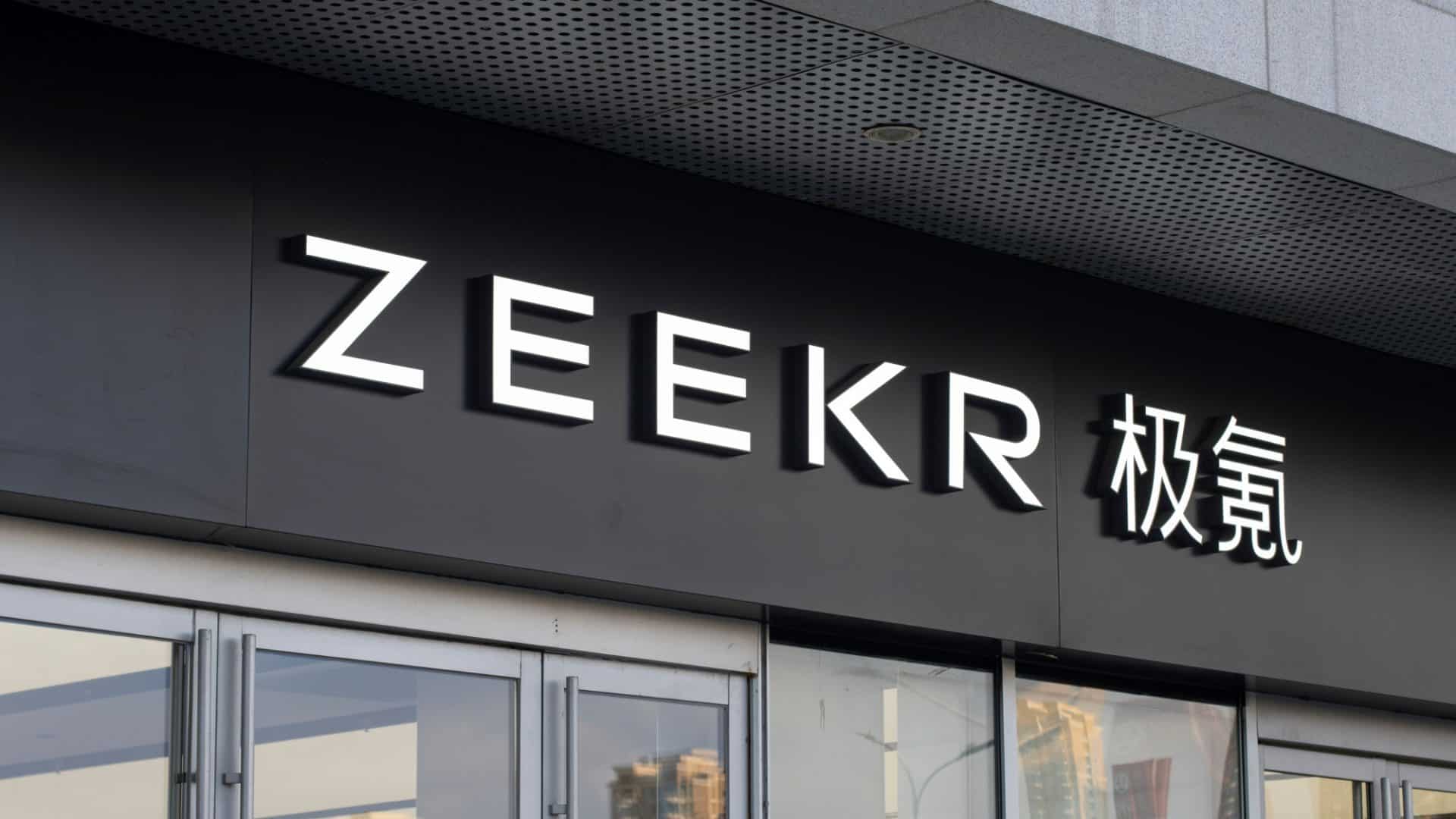 O logotipo da ZEEKR é visto em uma de suas lojas em Ningbo, China.