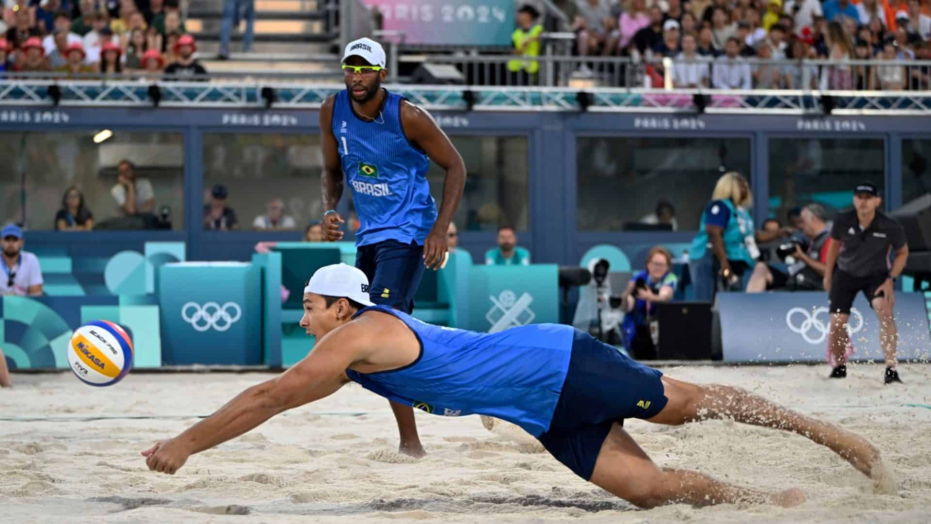 dupla brasileira evandro e arthur jogando vôlei de praia