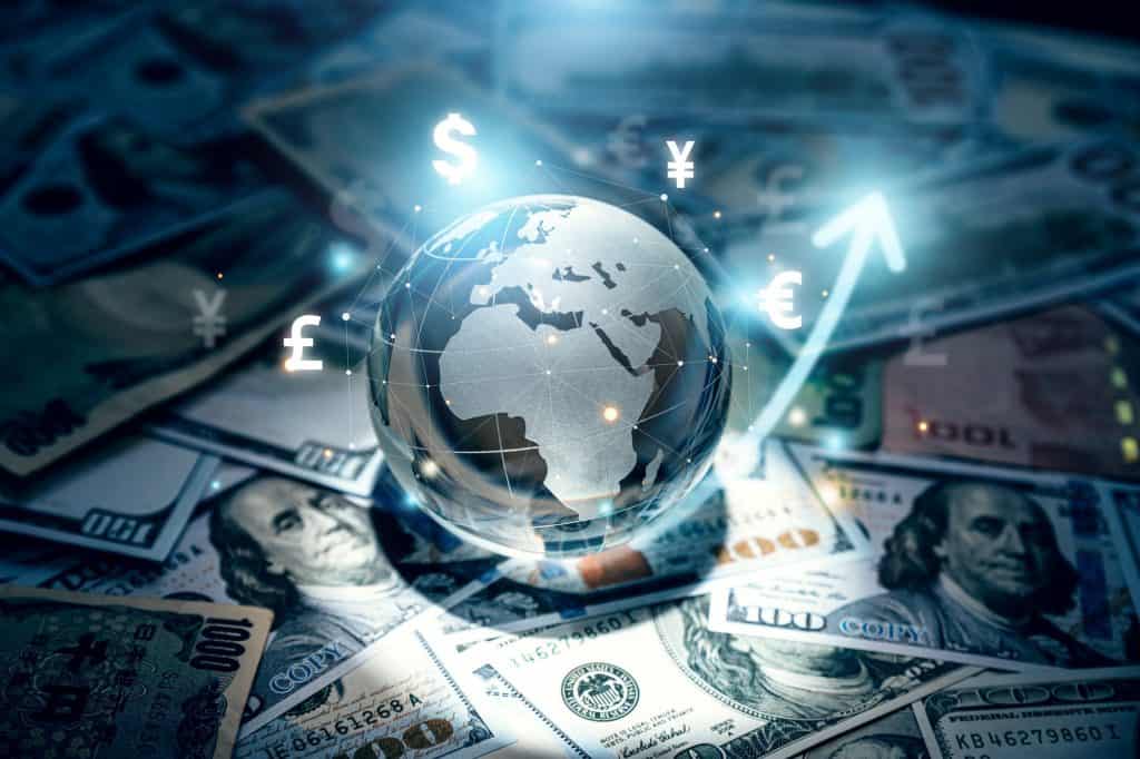 Notas de dólar com um globo terrestre em cima
