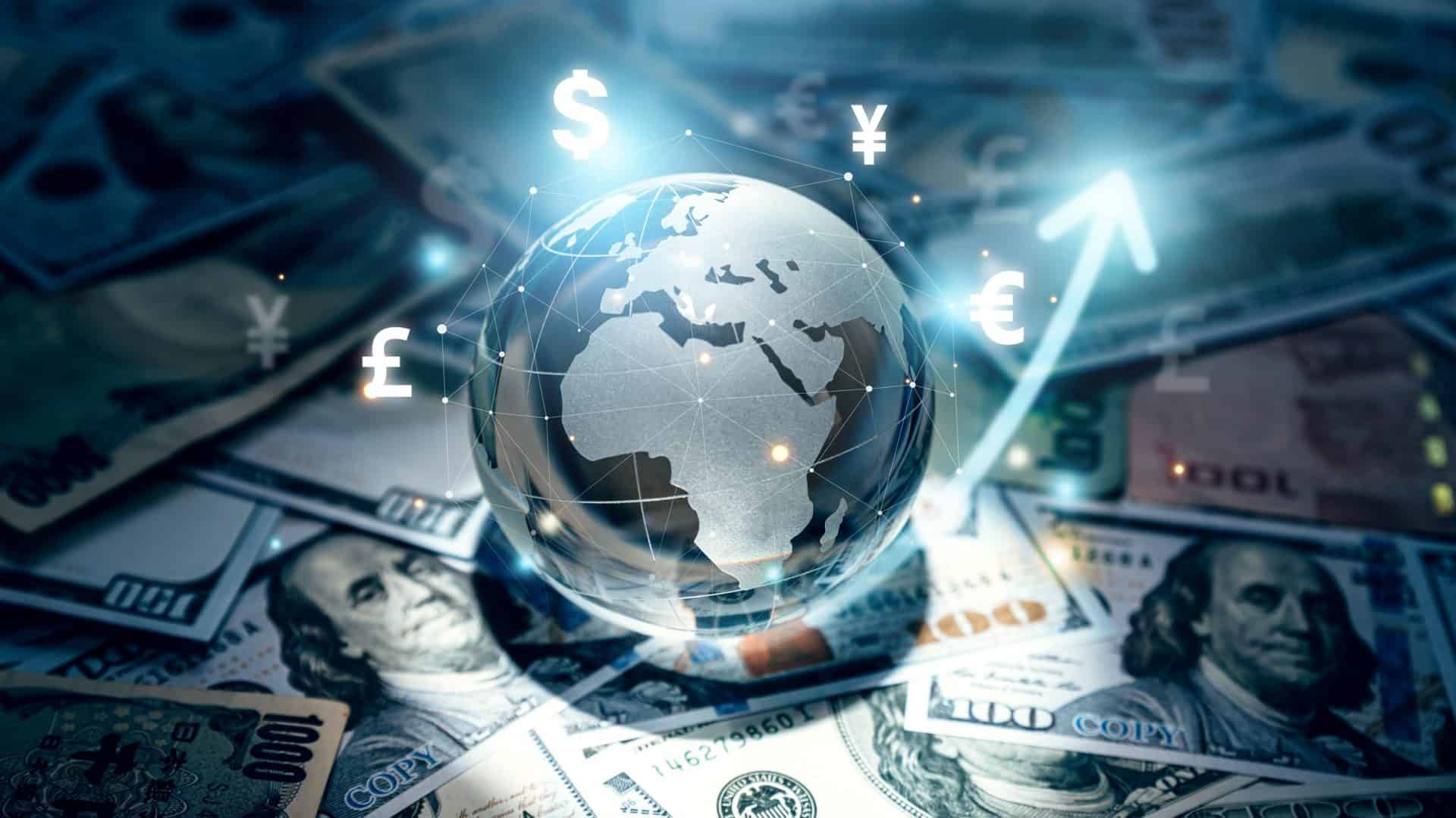 Notas de dólar com um globo terrestre em cima