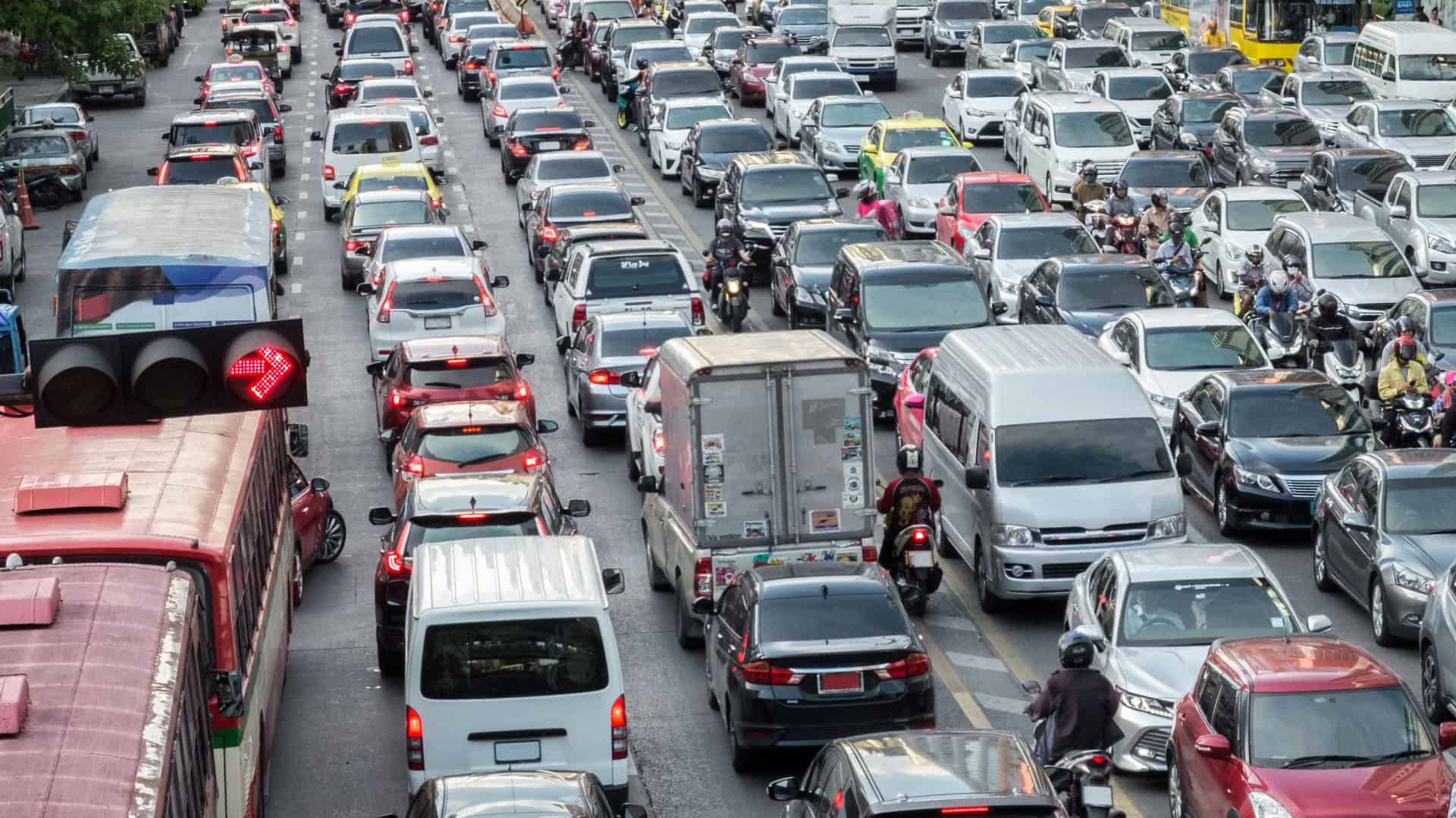 Imagem de tráfego intenso de veículos