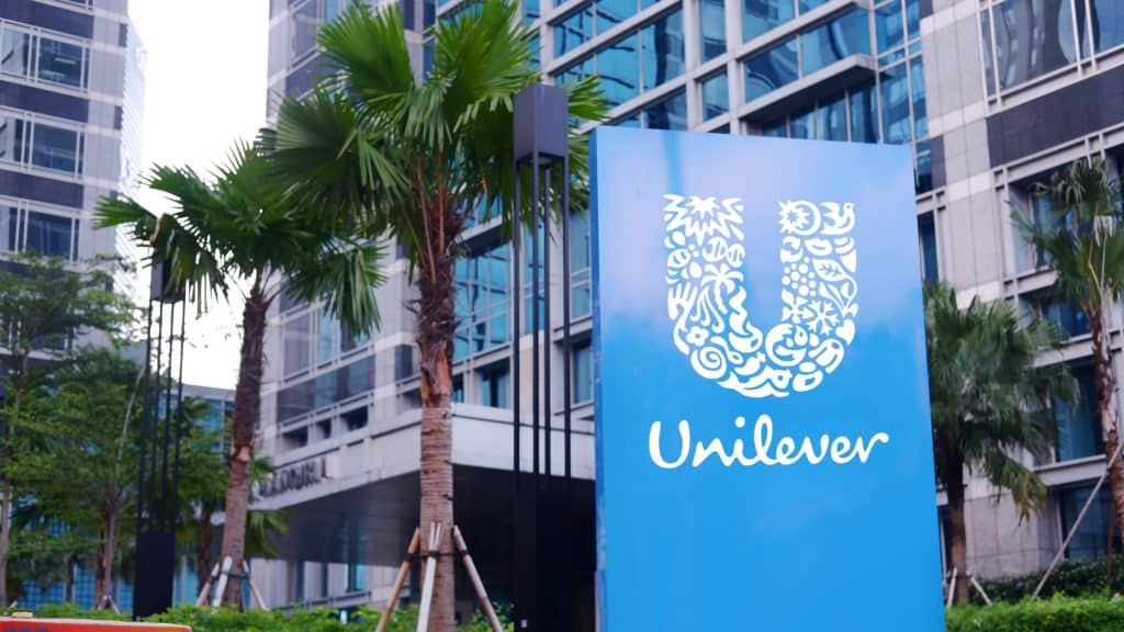 Fachada da Unilever com o logo da empresa