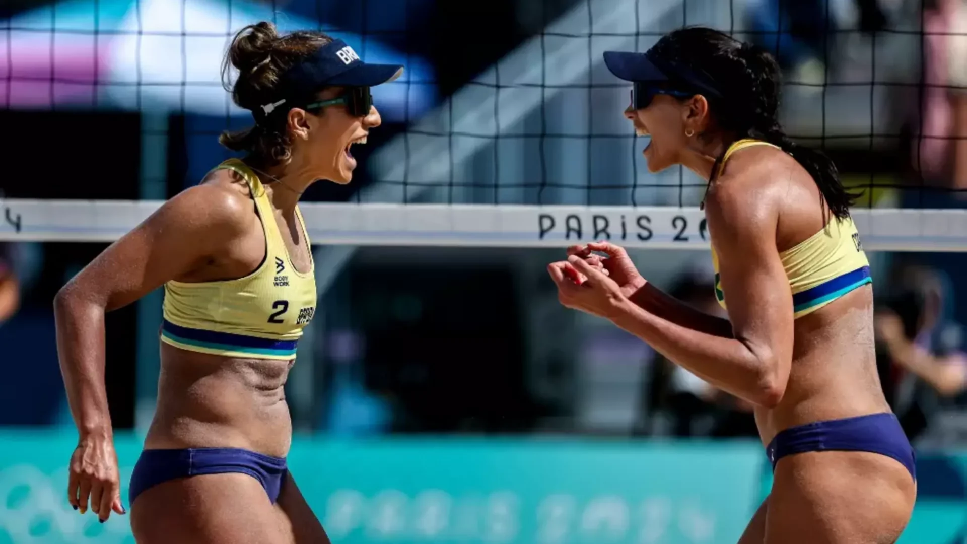Bárbara Seixas e Carol Solberg em partida do vôlei de praia nos Jogos Olímpicos de Paris-2024