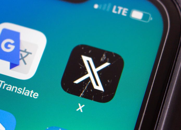 Logo do X em formato de app em um celular