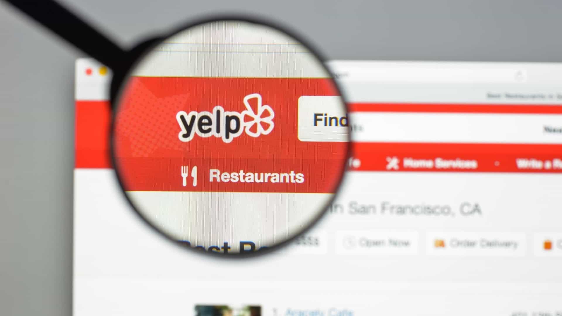 Site do Yelp visto por uma lupa