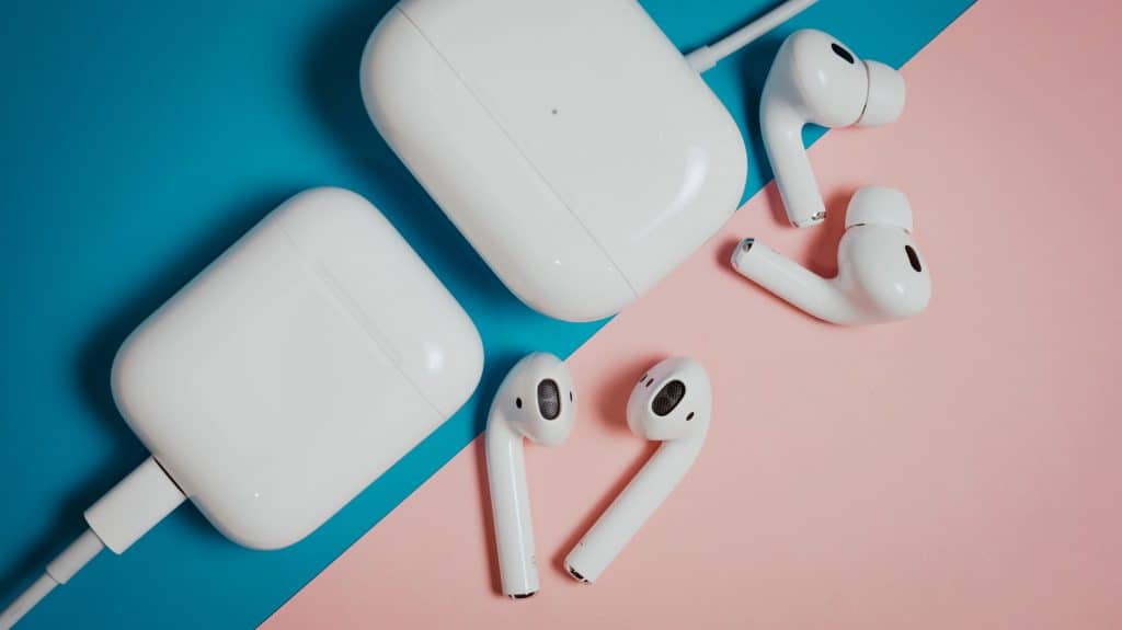 Dois estojos de AIrPods e dois pares do modelo