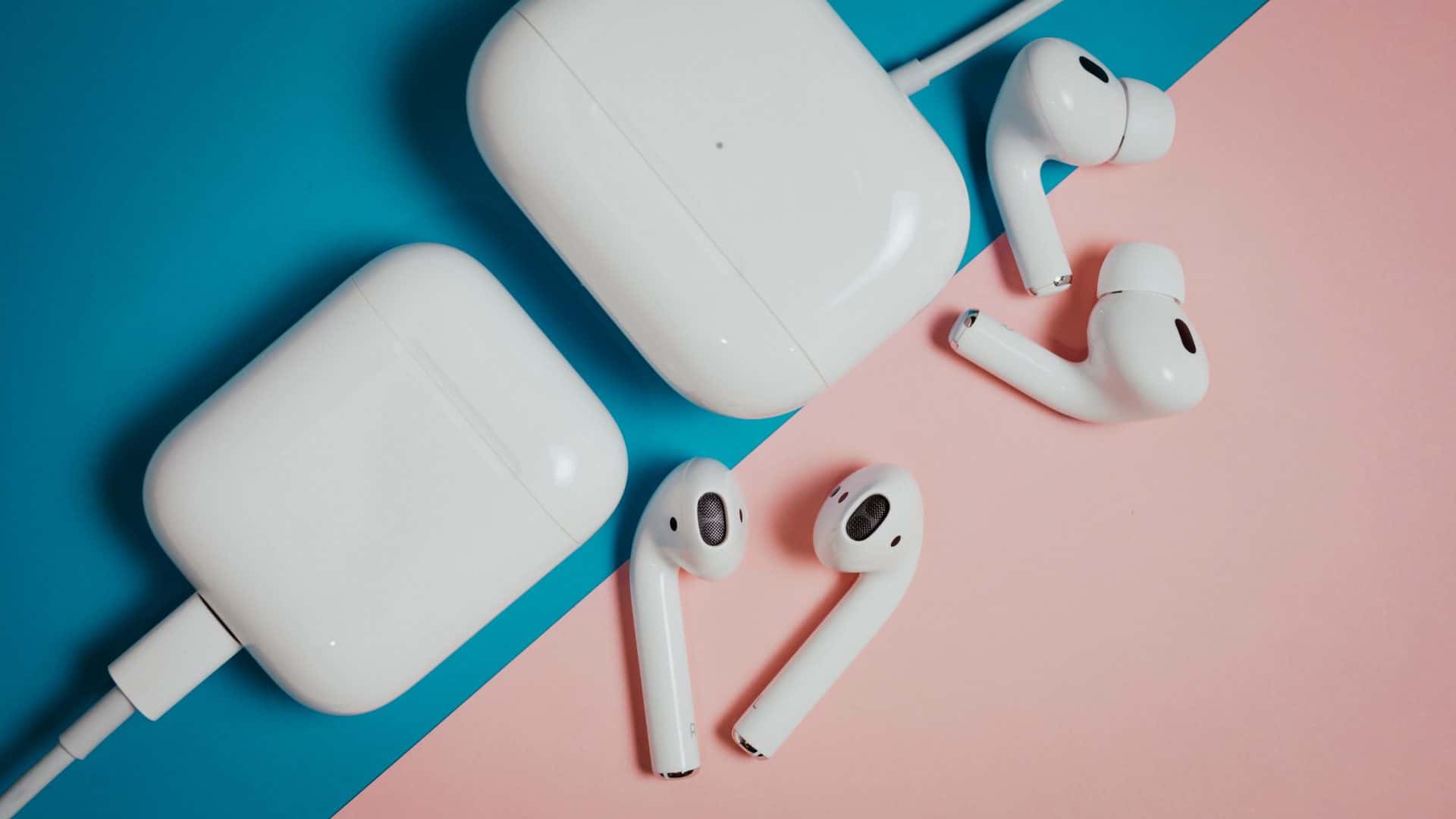 Dois estojos de AIrPods e dois pares do modelo