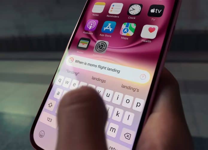Pessoa escrevendo solicitação para a Siri num iPhone 16 com Apple Intelligence ativada