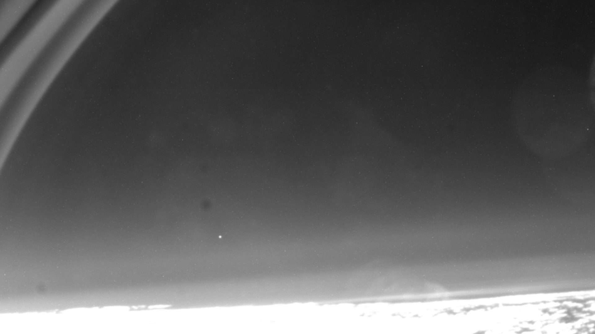 Imagem mostra foto da reentrada do satélite Salsa da atmosfera da Terra, capturada a partir da janela de um avião