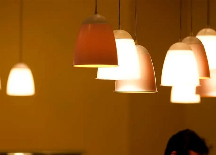 Diversas lâmpadas acesas em restaurante