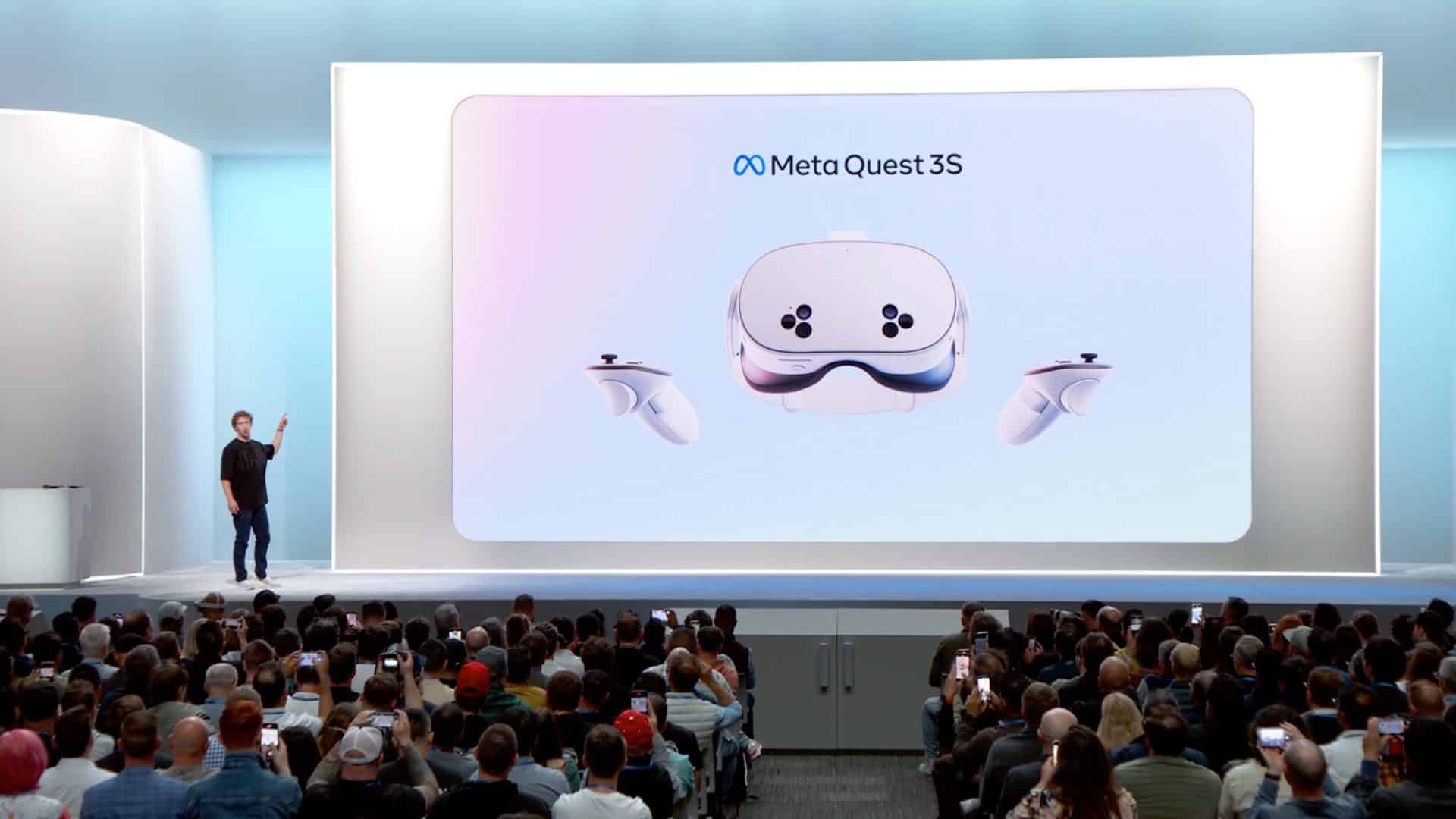 CEO da Meta, Mark Zuckerberg, apontando para imagem do Quest 3S em telão durante apresentação