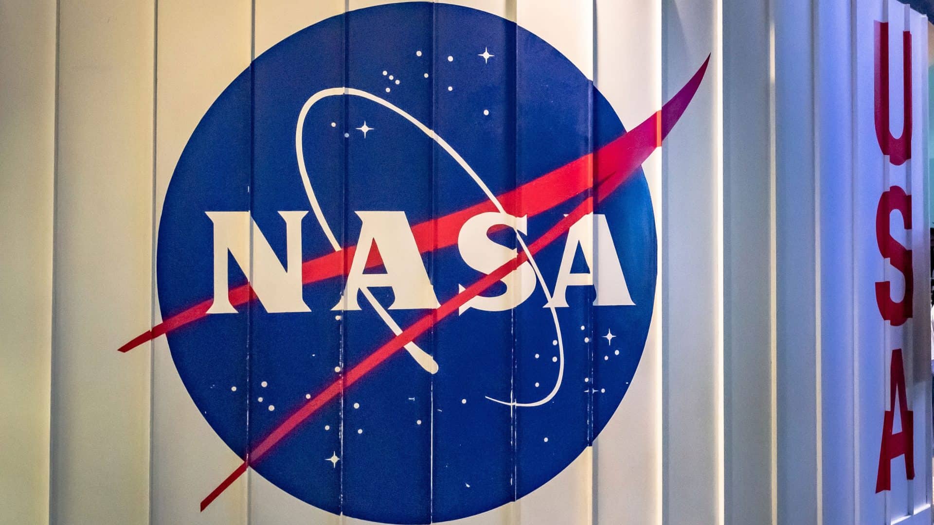 Logomarca da NASA em parede da agência espacial
