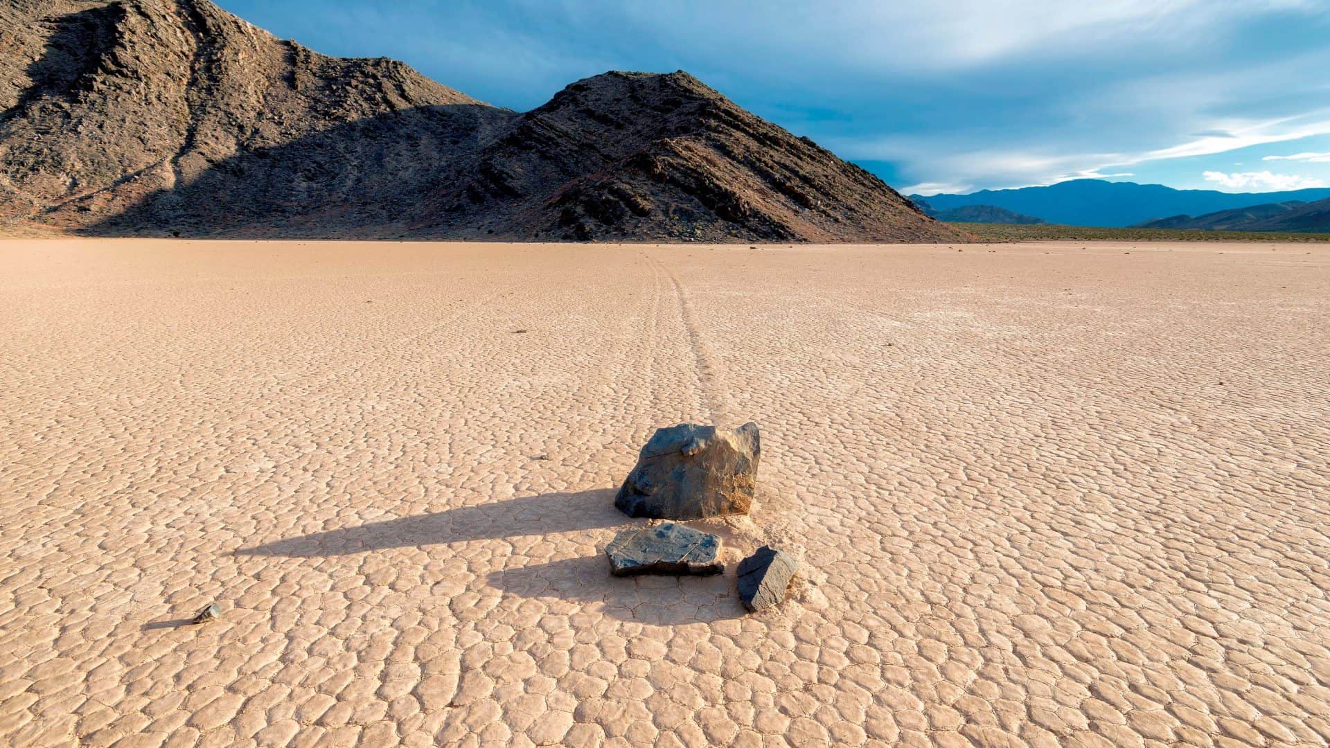 Uma das pedras que andam sozinhas em deserto na Califórnia