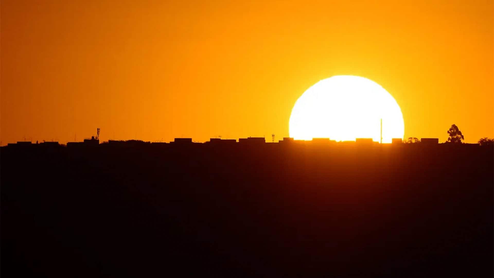 Silhueta de cidade durante por do sol