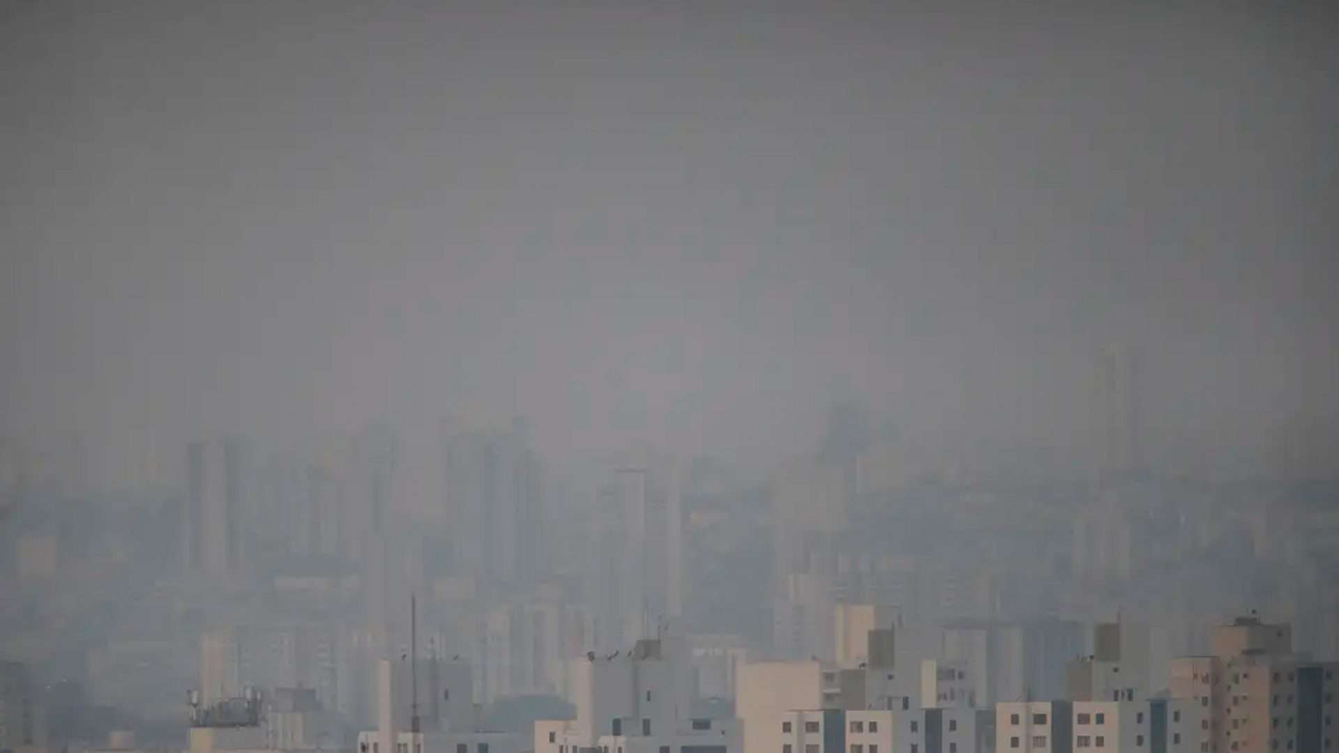 Horizonte de prédios em São Paulo embaçado por fumaça de queimadas