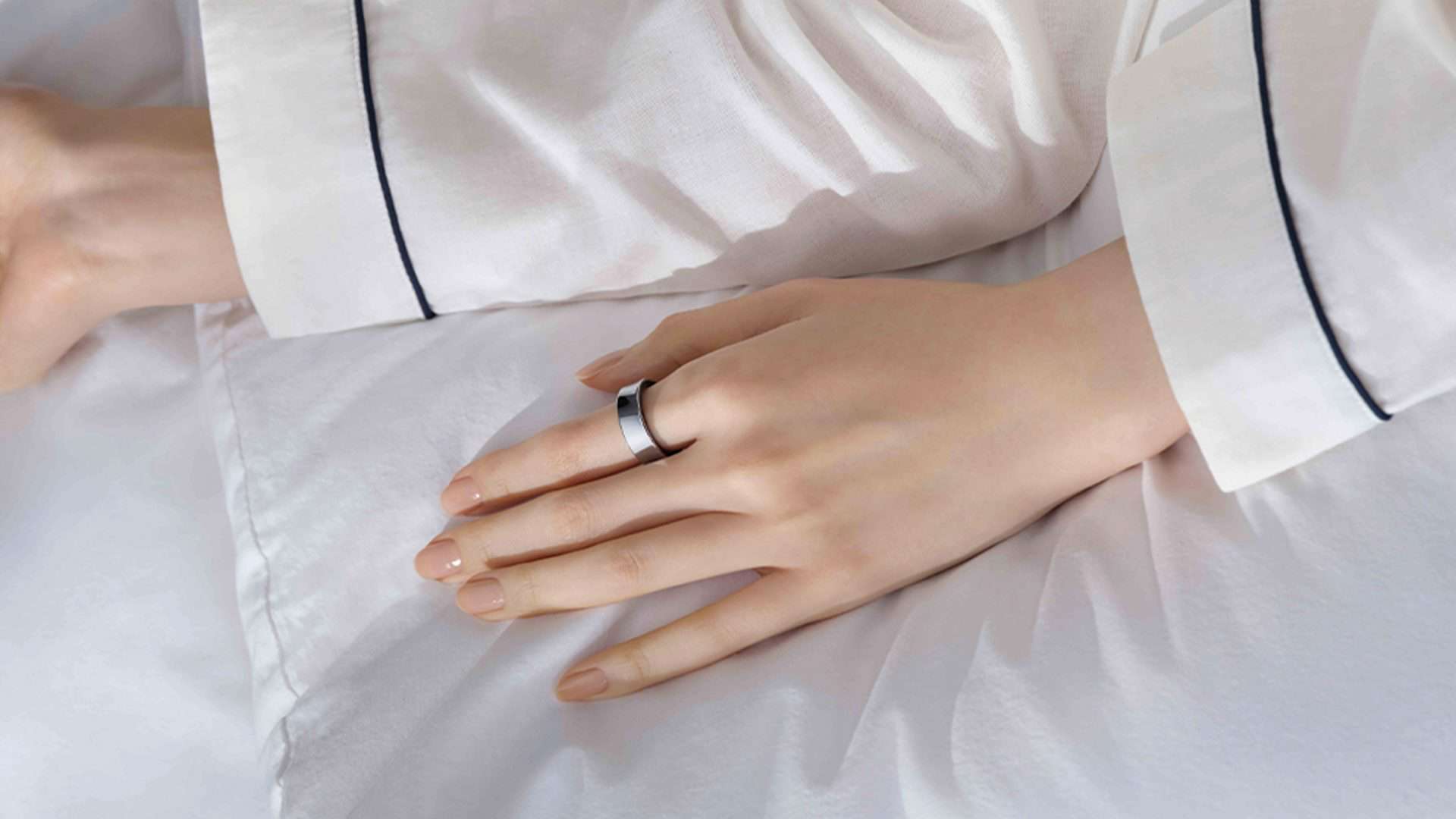 Mulher usando Galaxy Ring no dedo indicador da mão