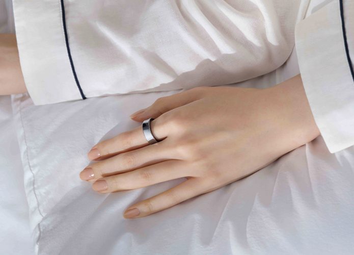 Mulher usando Galaxy Ring no dedo indicador da mão