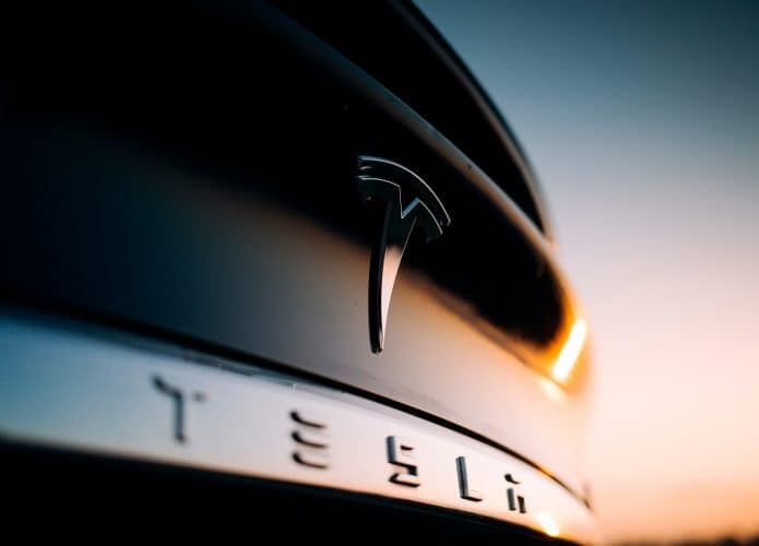 Traseira de carro da Tesla vista bem de perto