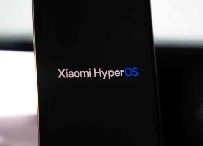 Celular com logomarca do HyperOS da Xiaomi na tela