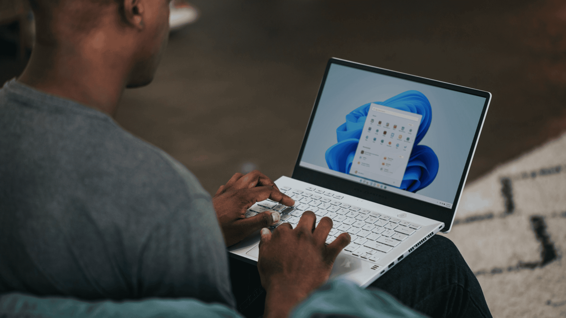 Homem mexendo em um notebook com Windows 11