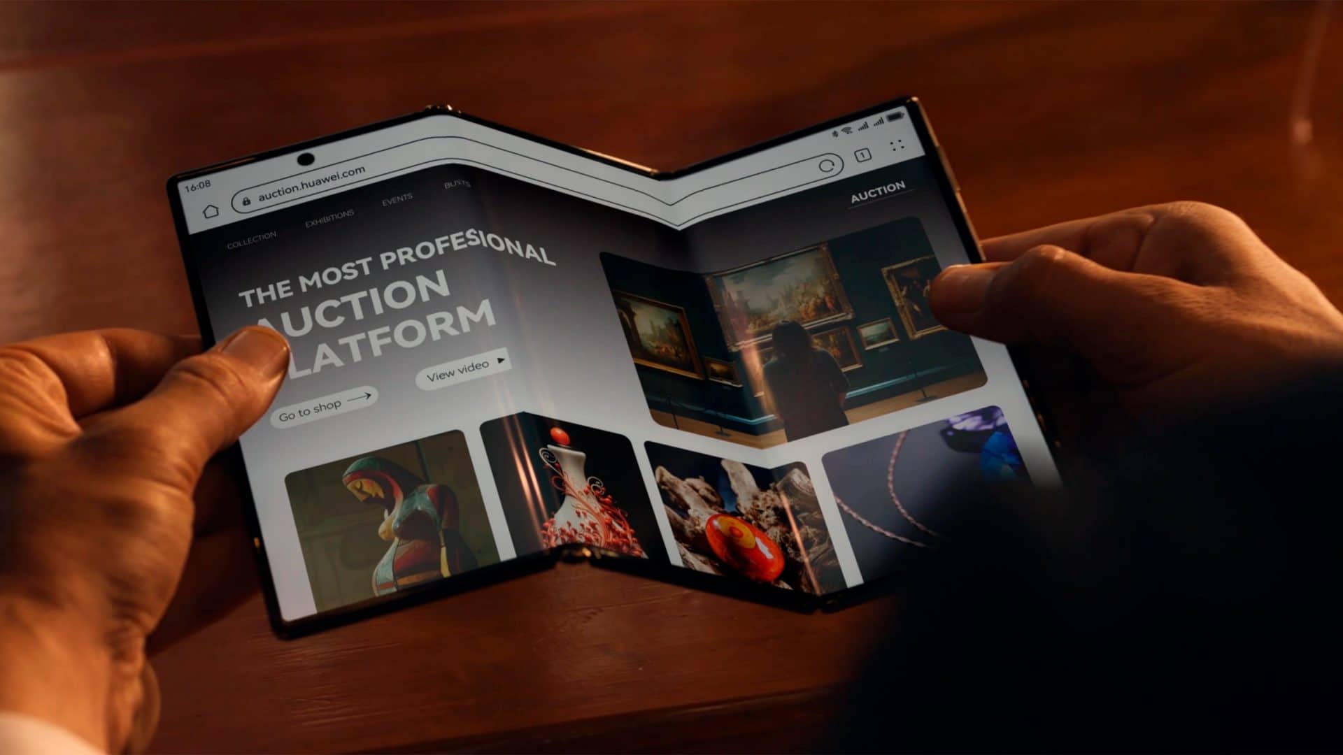 Pessoa segurando Huawei Mate XT aberto com página aberta em navegador