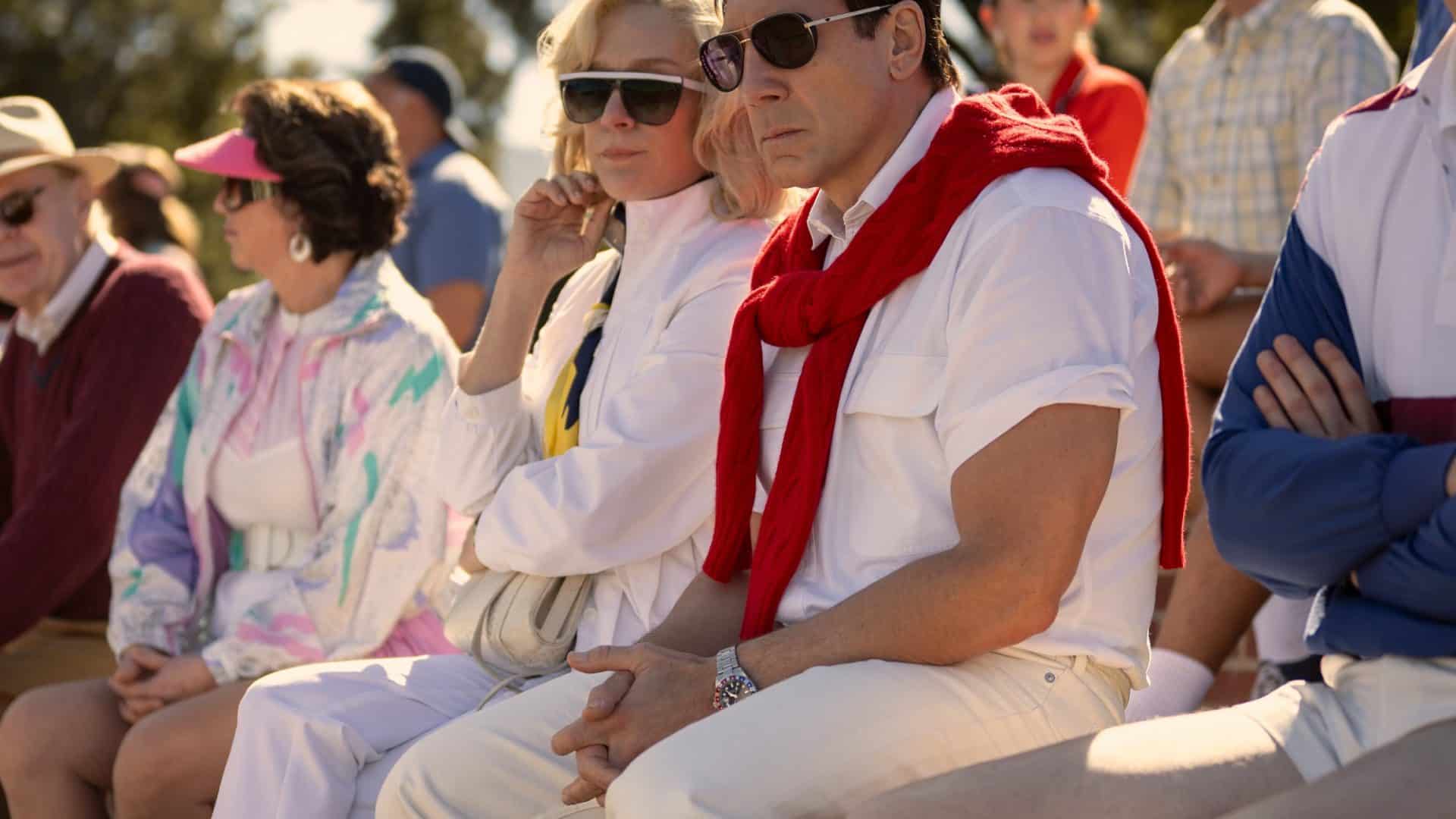 Personagens da série sentados em um banco