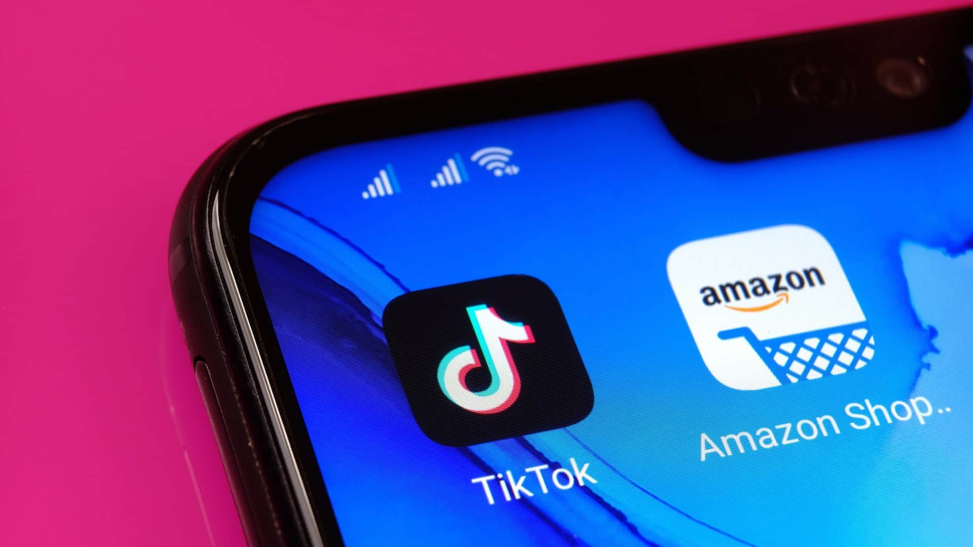 Apps de TikTok e Amazon em um smartphone
