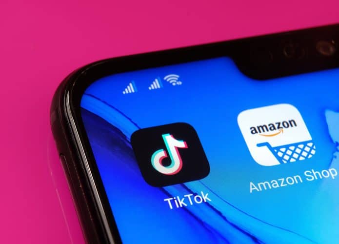 Apps de TikTok e Amazon em um smartphone