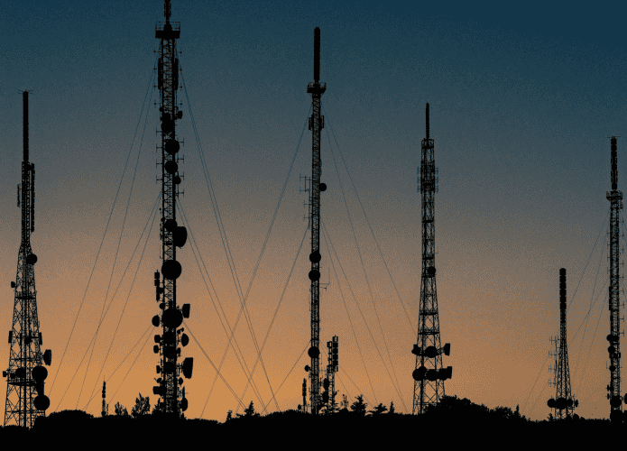 imagem mostra grandes antenas de telecomunicação e um pôr-do-sol ao fundo