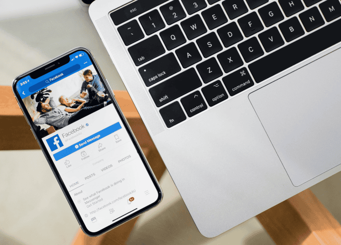 imagem mostra o aplicativo do facebook aberto em um celular