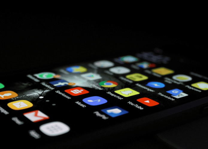 imagem mostra vários aplicativos em um celular android