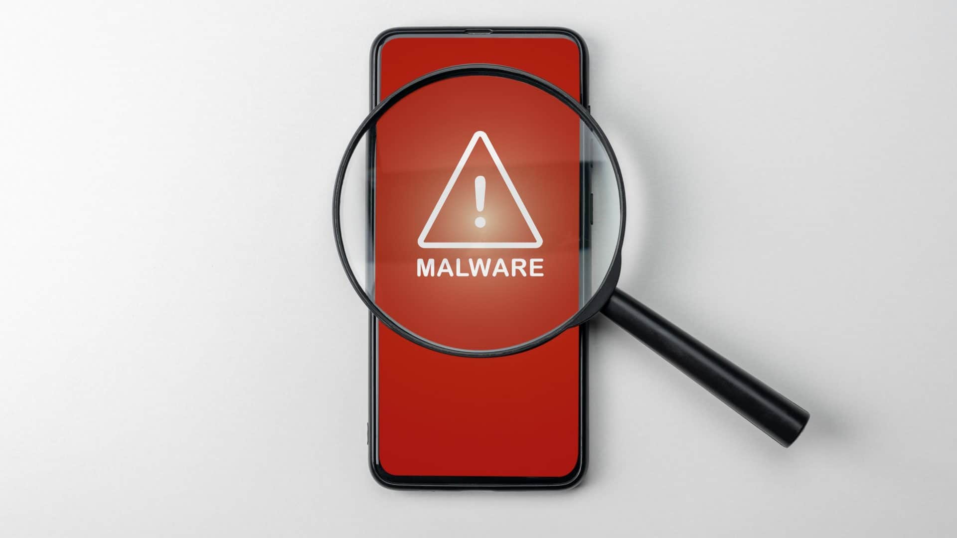 Imagem ilustrativa de celular com malware para apps para saber se celular foi hackeado