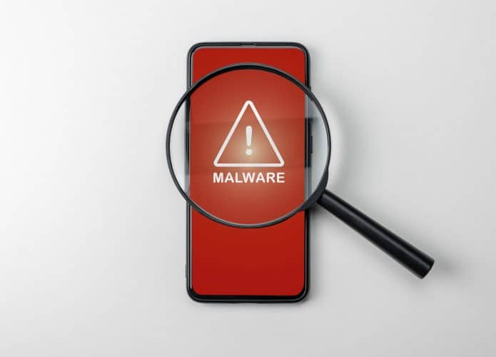 Imagem ilustrativa de celular com malware para apps para saber se celular foi hackeado