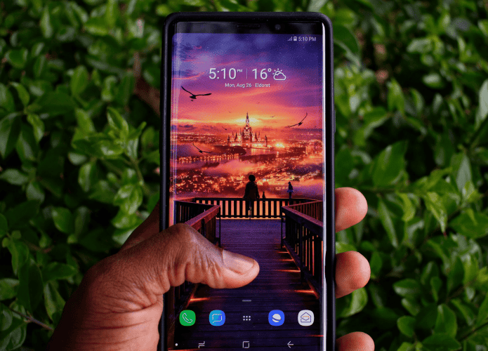 imagem mostra uma pessoa mexendo na área de trabalho de um celular samsung
