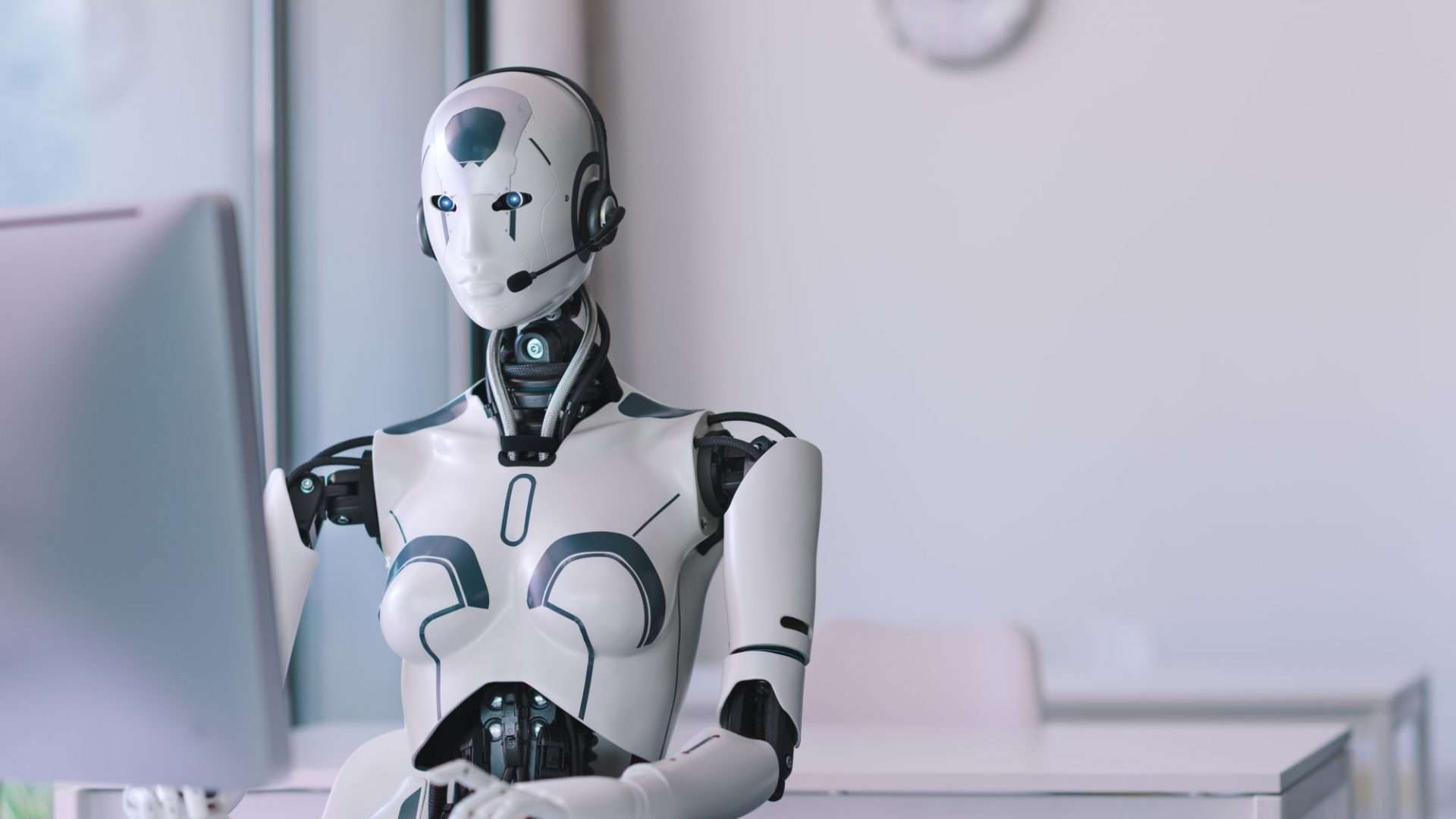 Robô trabalhando em frente a um computador