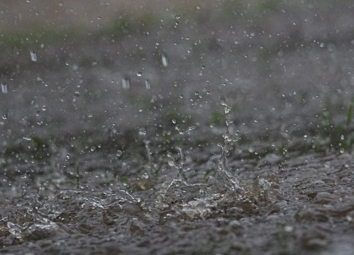 Chuva caindo no chão