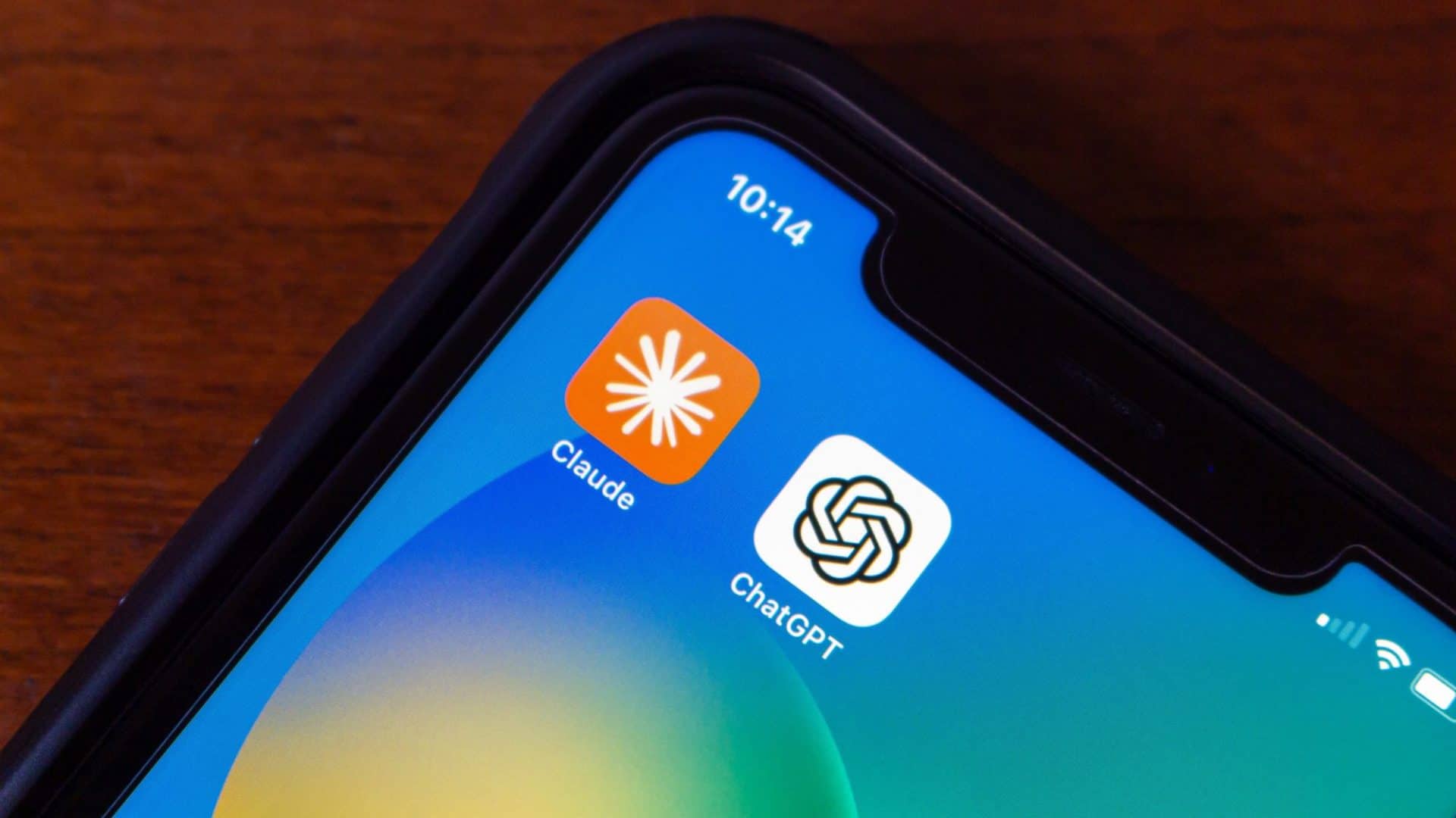Logos de Claude e ChatGPT em um iPhone