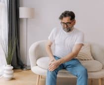 Homem com dor no joelho