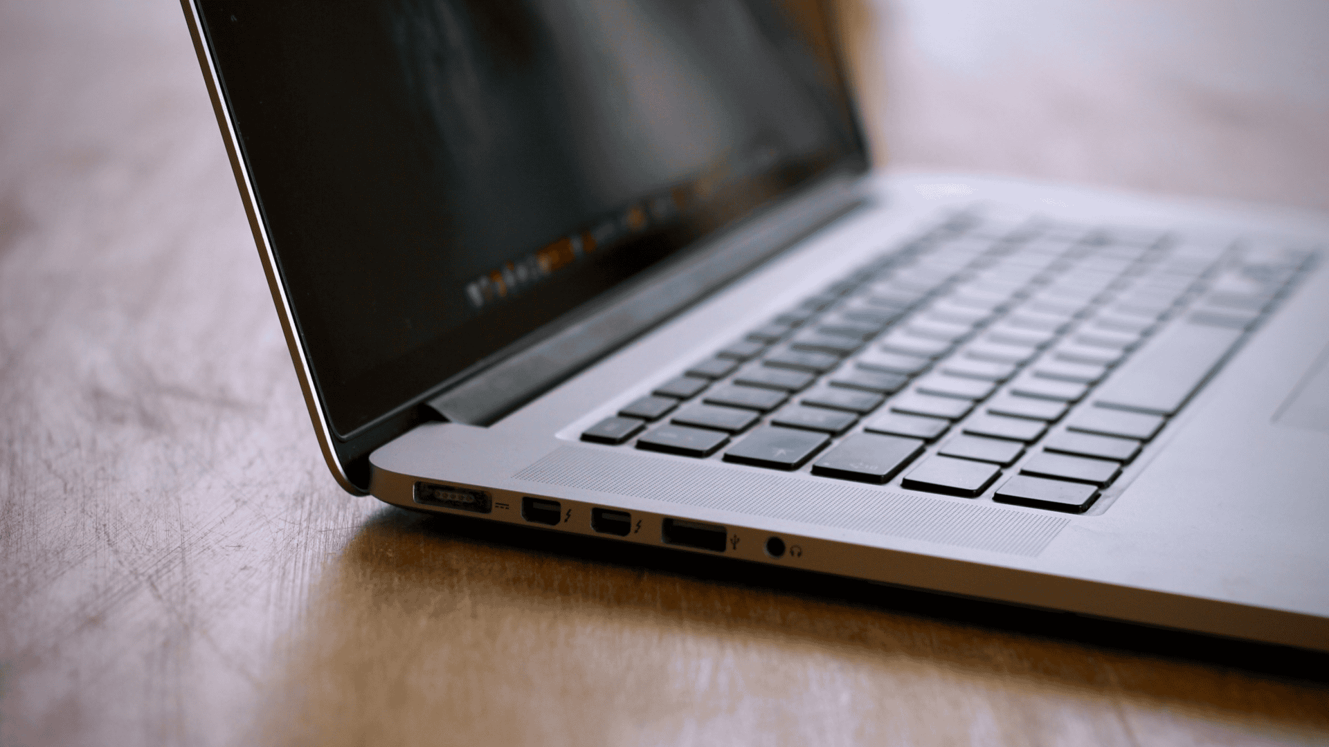 imagem mostra as entradas de conexão de um macbook
