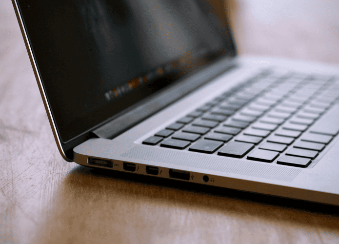 imagem mostra as entradas de conexão de um macbook