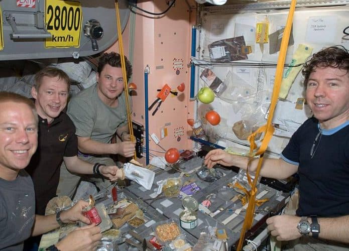espaco-nassa-astronautas-refeicao-695x500
